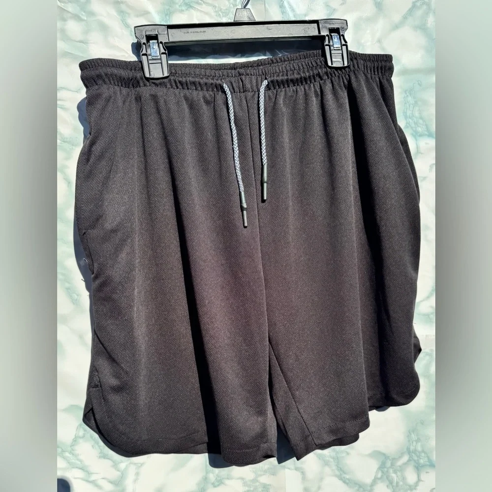 Black shorts - Picture 2 of 4